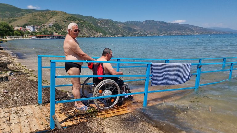 Pogradec/Plazh publik falas për personat PAK
