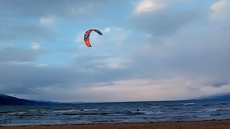 Kitesurfing, sporti që mund të ushtrosh në liqenin e Pogradecit