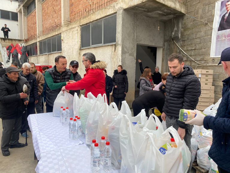 Pogradec/1 mijë pako ushqimore për familjet nevojtare nga familja Fezollari