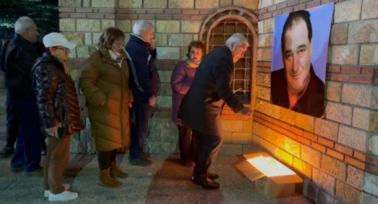 Korçarët ndezin qirinj për Vasilis Karras