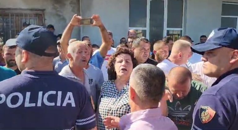 Çmimet e ulëta të produkteve| Fermerët e Maliqit në protestë, bllokojnë rrugën
