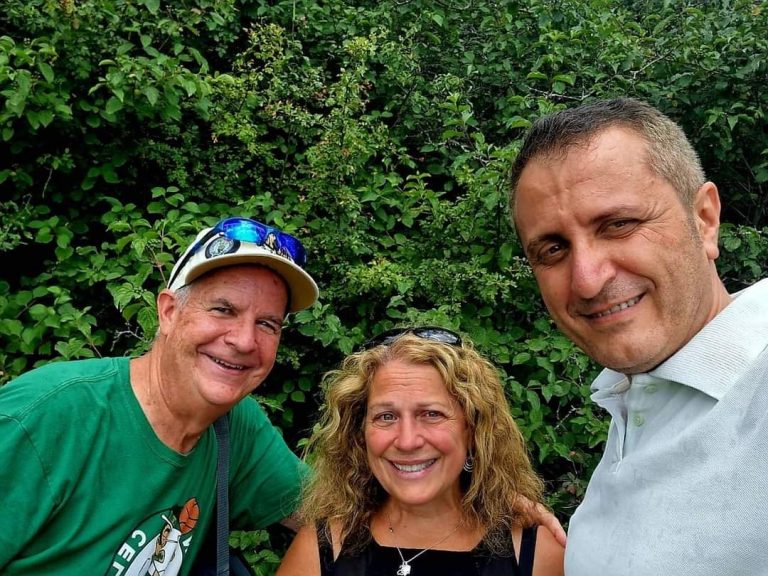 Rrënjët nuk harrohen – amerikania viziton Panaritin; “Jam krenare për stërgjyshin tim shqiptar”