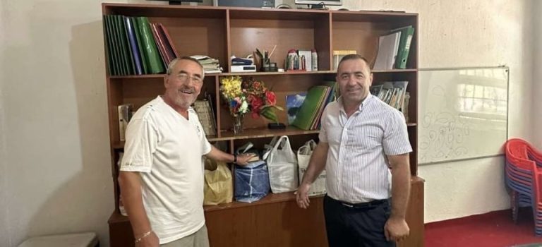 Tifozi i zjarrtë i Skënderbeut Refit Rezhda dhuron libra për shkollën e Panaritit