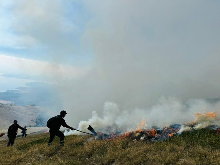 Zjarr i madh në Malin e Thatë, në ndihmë zjarrfikësit e Maqedonisë së Veriut. Ja sipërfaqja e djegur