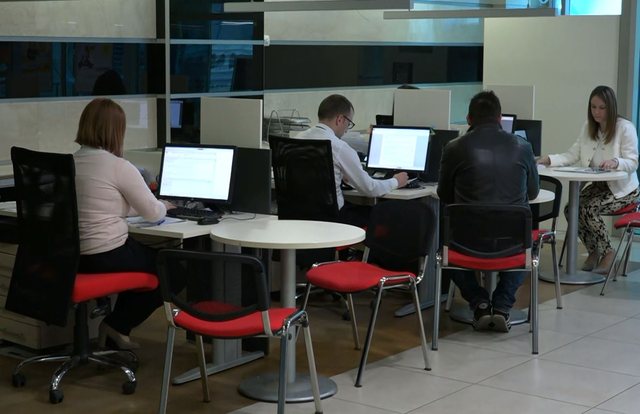 Fleksibilitet në orarin e punës për administratën! Miratohet vendimi, ministrja Pirdeni: Garantohet balancë më e mirë midis punës dhe jetës private të punonjësve
