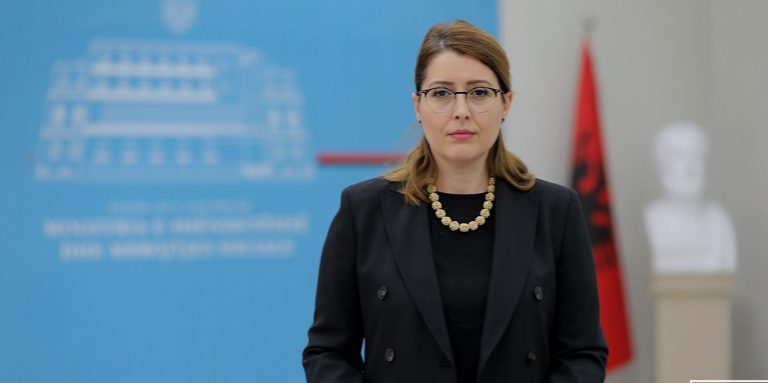 Mësuesit do të marrin 180 euro më shumë, Manastirliu: Paga 950 euro nga 1 gushti, përfitojnë rreth 30 mijë arsimtarë