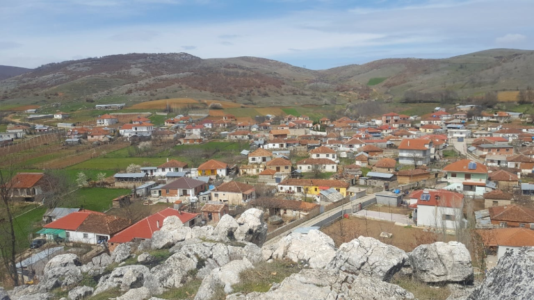 Histori si në filma në Maliq! Nënë e dy fëmijëve punonte me bashkëshortin te stalla e 37-vjeçarit dhe e tradhtonte me pronarin! Burri e zbulon dhe…