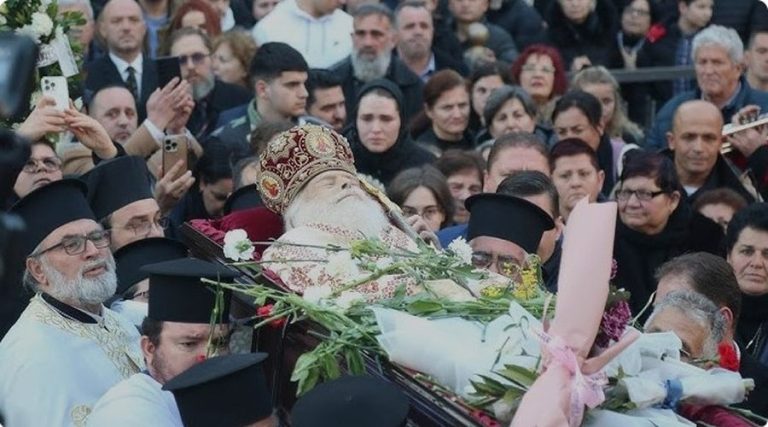 Incident në ceremonine mortore të Janullatos/ Qytetarët i drejtohen Mitsotakis: Rroftë Çamëria…