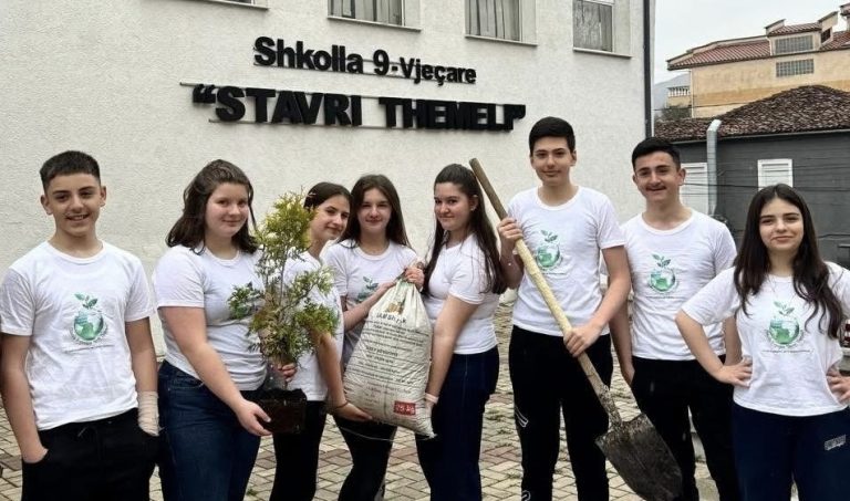 Nxënësit e “Stavri Themelit” mbjellin fidanë për një mjedis më të pastër