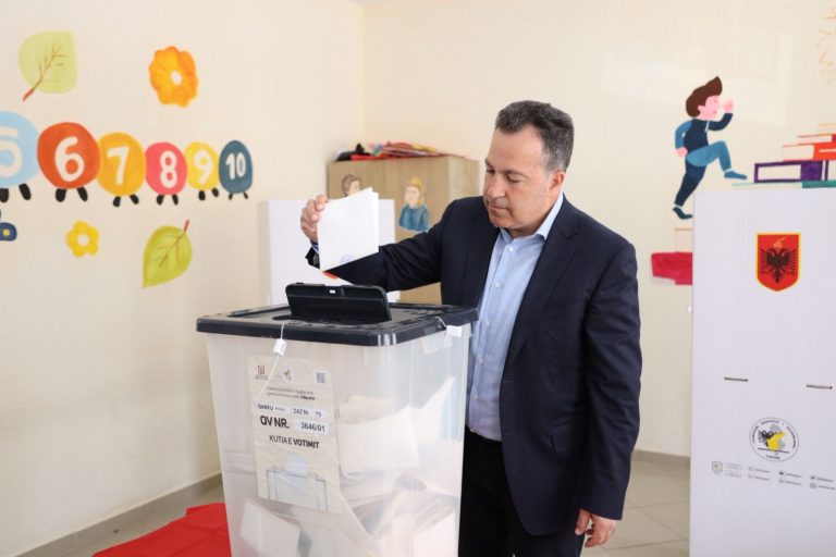 Niko Peleshi voton në Korçë: Procesi ka nisur me qetësi dhe qytetari, të japim shembullin më të mirë demokratik