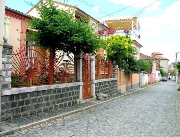 Rrugicat e Korçës, frymë urbane e traditës dhe elegancës