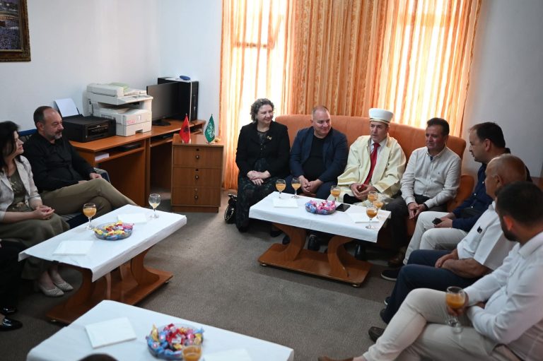 Besimtarët myslimanë në Pogradec kremtojnë Kurban Bajramin me urime dhe harmoni