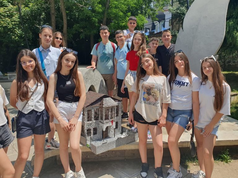 Nxënësit e shkollës “Konferenca e Pezës” realizojnë maketin e Shkollës së Parë Shqipe dhe e dhurojnë në Muzeun e Arsimit