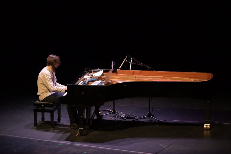 Koncert recital i pianistit Robert Bisha në Korçë sjell magjinë e muzikës klasike