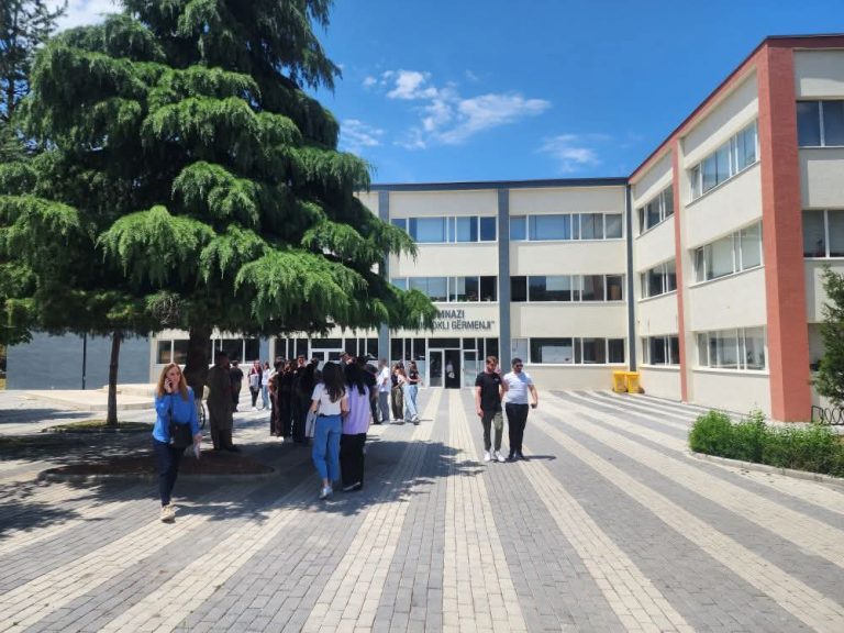 Maturantët në Korçë përfundojnë provimin e fundit të maturës shtetërore 2025
