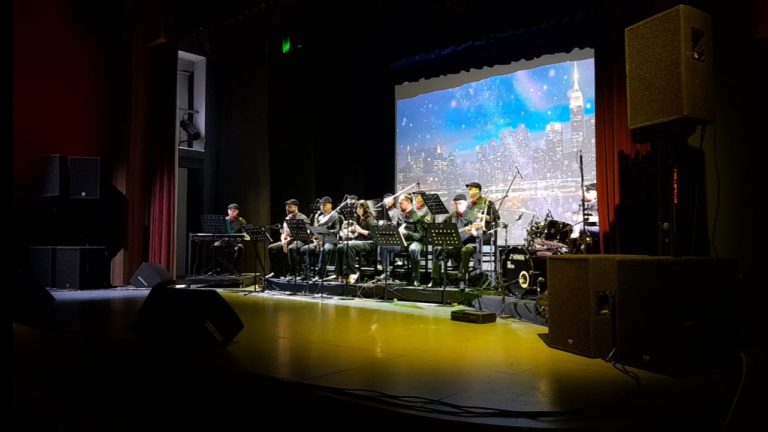 FanFara Band dhuron spektakël muzikor në Korçë