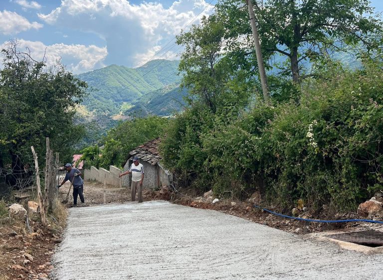 Përmirësohet infrastruktura rrugore në zonat rurale të Gorës dhe Moglicës në Bashkinë Maliq