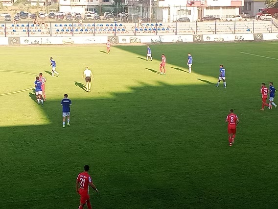 Skënderbeu mbyll në avantazh pjesën e parë ndaj Pogradecit, vendos goli i Janaqit