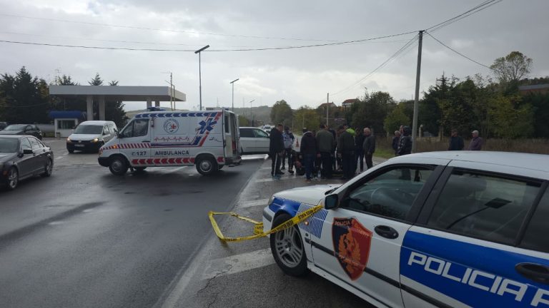 Dy turistët francezë që u plagosën në aksin Pogradec–Korçë, dërgohen me urgjencë në Spitalin e Traumës