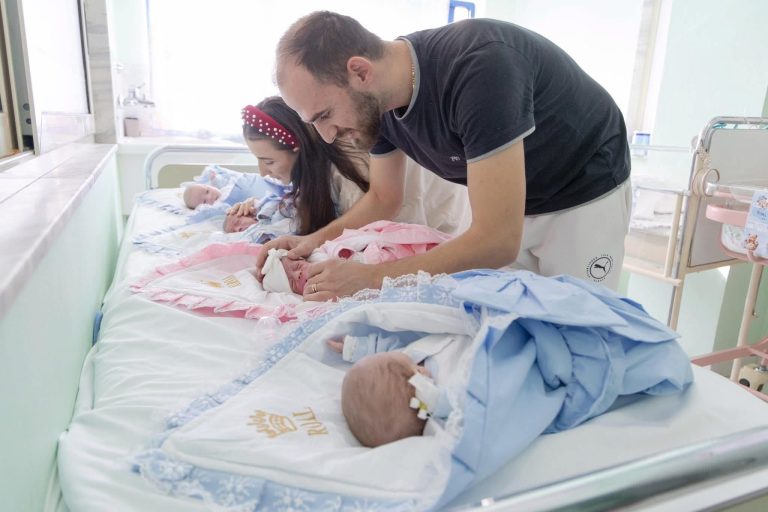 Mrekulli/ Çifti nga Devolli bekohet me katërnjakë pas një shtatzënie natyrale