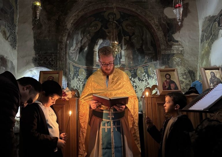 Boboshticë / Kremtohet dita e Shën Dhimitrit në kishën e vjetër të fshatit