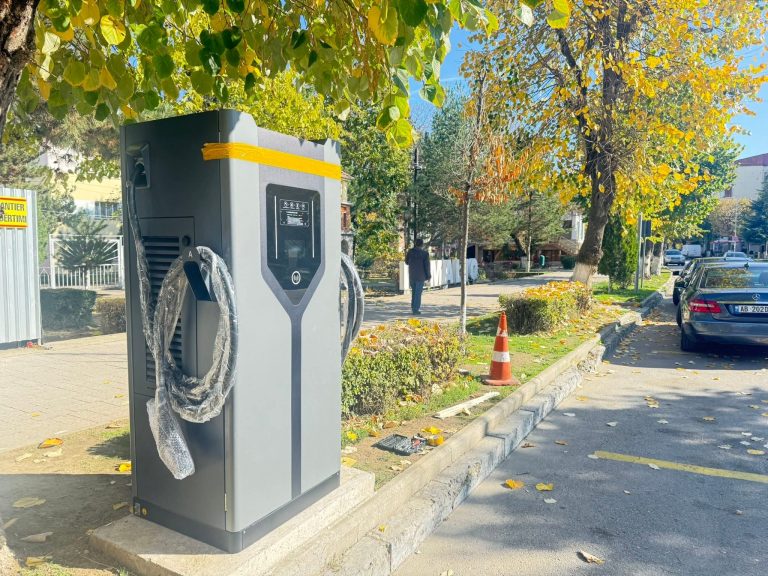 Maliqi me hap të ri drejt së ardhmes së gjelbër: vendoset karikuesi i parë për makina elektrike