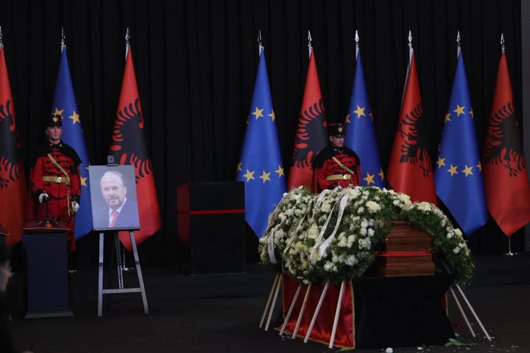 Lamtumirë Fatos Nano! Ish-kryeministri përcillet për në banesën e fundit