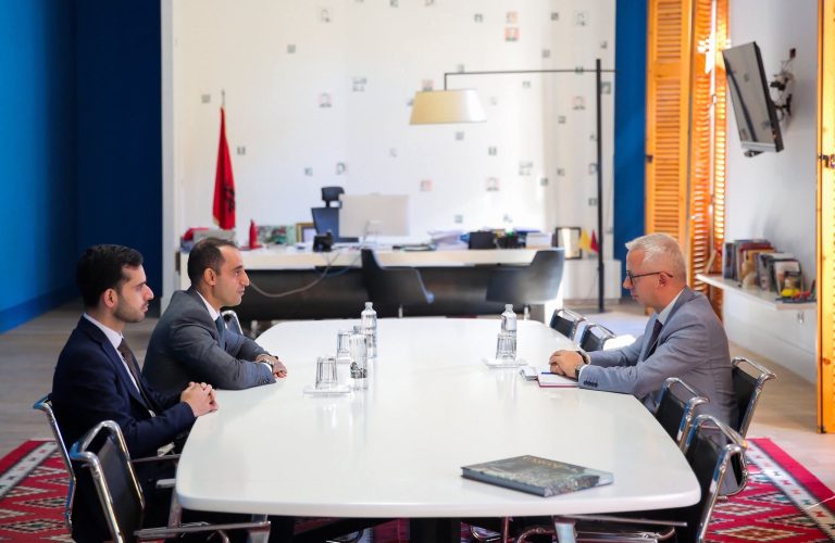 Ambasadori i Palestinës viziton Bashkinë e Korçës – Diskutime për zgjerimin e bashkëpunimit kulturor e edukativ