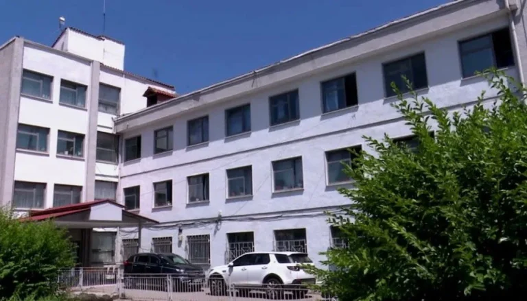 Pediatria e Korçës me fluks të lartë pacientësh nga vapa Pediatria e Korçës me fluks të lartë pacientësh nga vapa