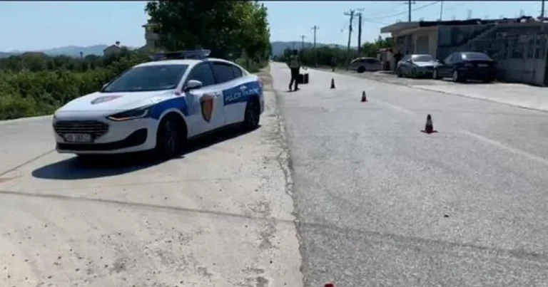 Aksident fatal në aksin Çermë-Divjakë, humb jetën drejtuesi 82-vjeçar Aksident fatal në aksin Çermë-Divjakë, humb jetën drejtuesi 82-vjeçar