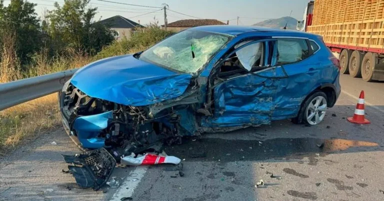 Aksident në Maliq, autoambulanca përplaset me makinën Aksident në Maliq, autoambulanca përplaset me makinën