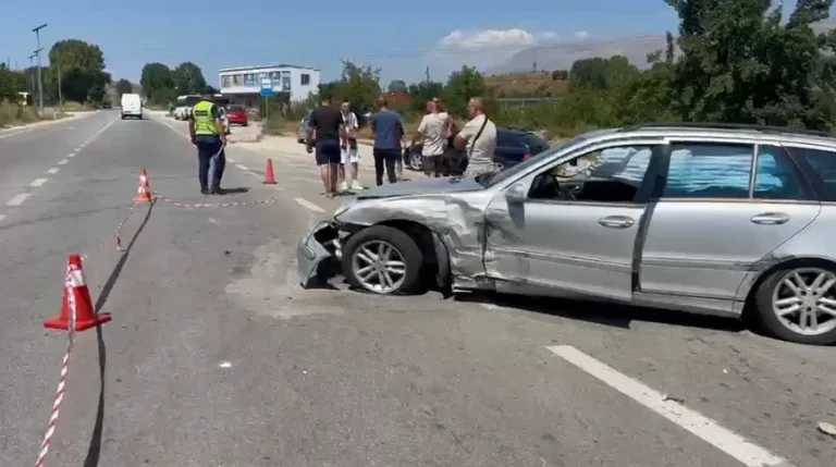 Aksident rrugor mes dy automjeteve në qarkun e Korçës, lëndohet një pasagjere Aksident rrugor mes dy automjeteve në qarkun e Korçës, lëndohet një pasagjere