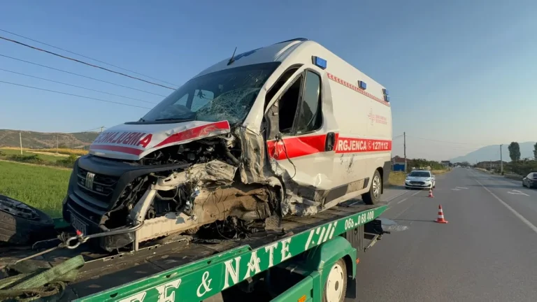 Ambulanca e Korçës aksidentohet në Sovjan, plagoset një emigrant