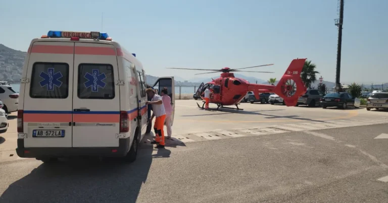 Autobusi përplas 65-vjeçarin në Delvinë, dërgohet me helikopter te Trauma Autobusi përplas 65-vjeçarin në Delvinë, dërgohet me helikopter te Trauma