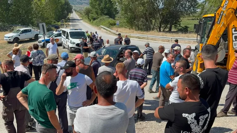 Banorët e Burimasit në Maliq bllokojnë mjetet e Ujësjellësit Banorët e Burimasit në Maliq bllokojnë mjetet e Ujësjellësit