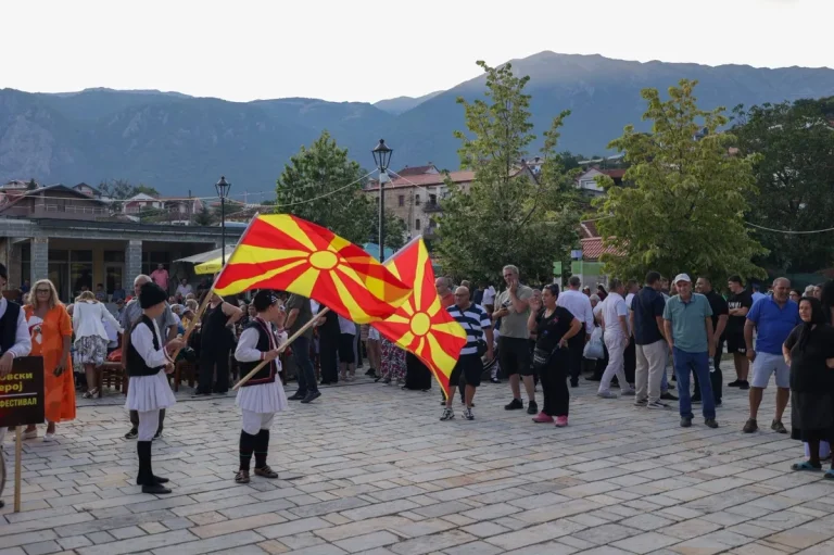 Debati për simbolet shtetërore në festivalin e Pustecit