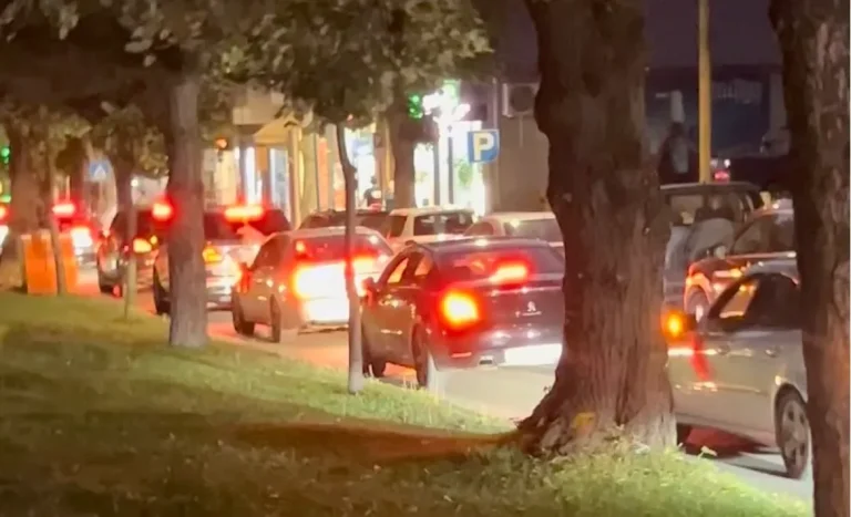 Fluks i lartë mjetesh në Korçë, rëndohet qarkullimi në akset kryesore Fluks i lartë mjetesh në Korçë, rëndohet qarkullimi në akset kryesore