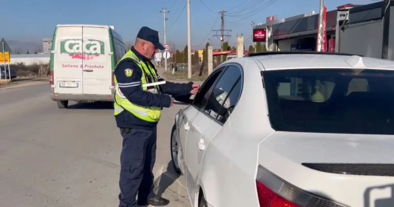 Fluks mjetesh në Korçë: 18 patrulla rrugore dhe 170 gjoba në ditë Fluks mjetesh në Korçë: 18 patrulla rrugore dhe 170 gjoba në ditë