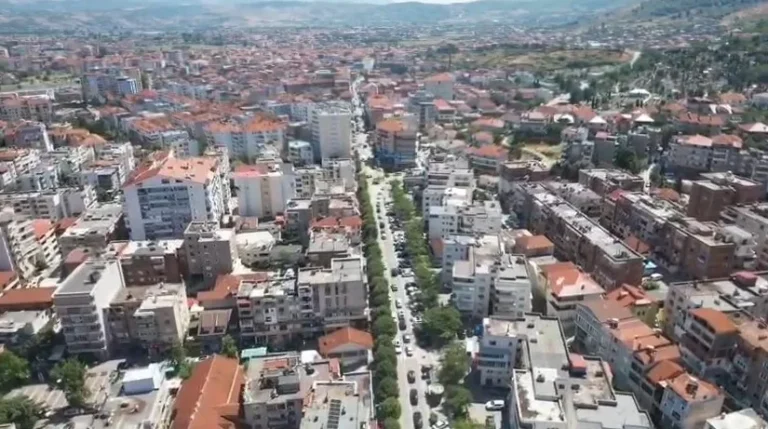 Fluks pushuesish në Pogradec, rëndohet trafiku në qytet Fluks pushuesish në Pogradec, rëndohet trafiku në qytet