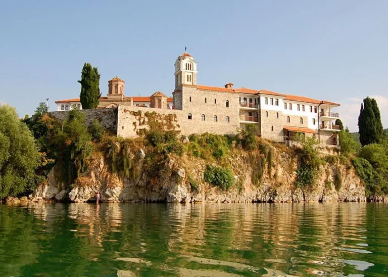 Historia e Shën Naumit: Si u shkëmbye manastiri i Ohrit me fshatrat e Pogradecit Historia e Shën Naumit: Si u shkëmbye manastiri i Ohrit me fshatrat e Pogradecit