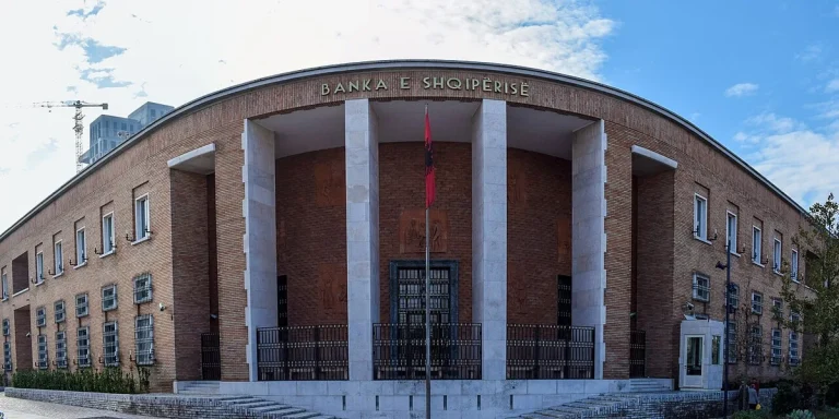 Kursi i euros bie në minimumin historik prej 92.44 lekësh