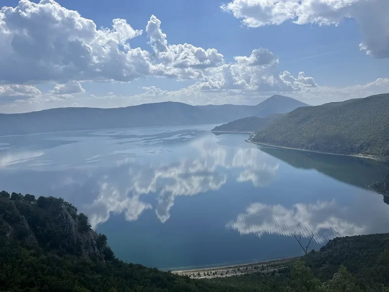 Liqeni i Prespës: Pasuria natyrore dhe trashëgimia e liqenit më të lartë tektonik në Ballkan Liqeni i Prespës: Pasuria natyrore dhe trashëgimia e liqenit më të lartë tektonik në Ballkan