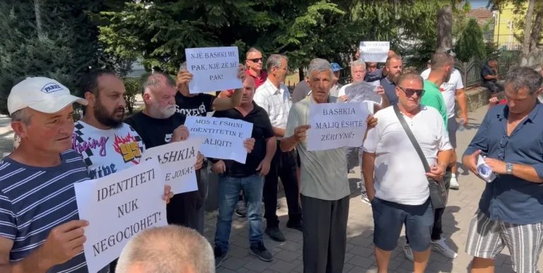 Maliqi proteston kundër bashkimit me Bashkinë e Korçës Maliqi proteston kundër bashkimit me Bashkinë e Korçës