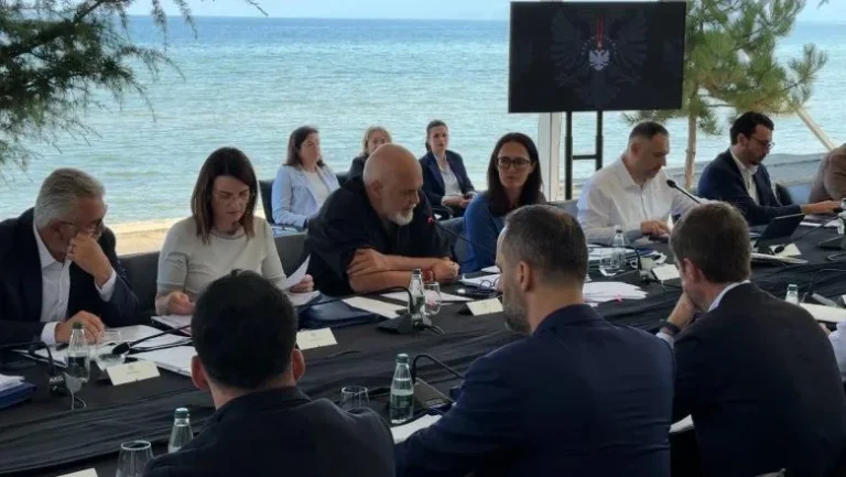 Mbledhja e kabinetit në Pogradec, Rama dëgjon hallet e qytetarëve Mbledhja e kabinetit në Pogradec, Rama dëgjon hallet e qytetarëve