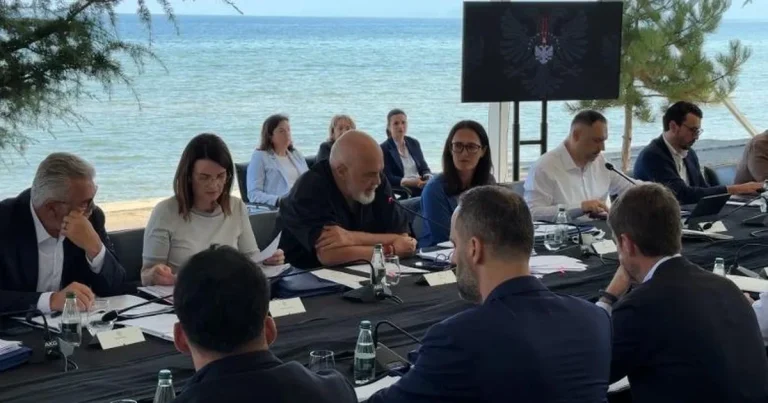 Mbledhja e Ramës në Pogradec shoqërohet me komente kritike Mbledhja e Ramës në Pogradec shoqërohet me komente kritike