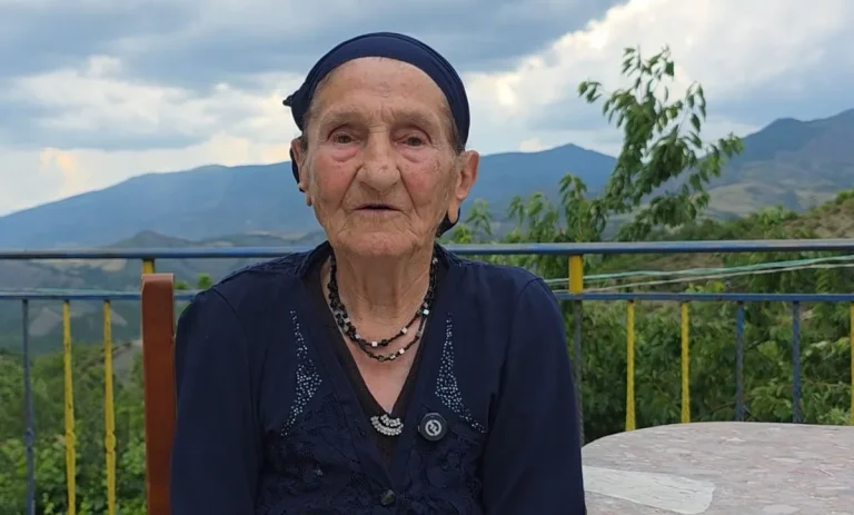Nafije Hebibasi nga Dobërçani i Korçës feston 100-vjetorin e lindjes Nafije Hebibasi nga Dobërçani i Korçës feston 100-vjetorin e lindjes