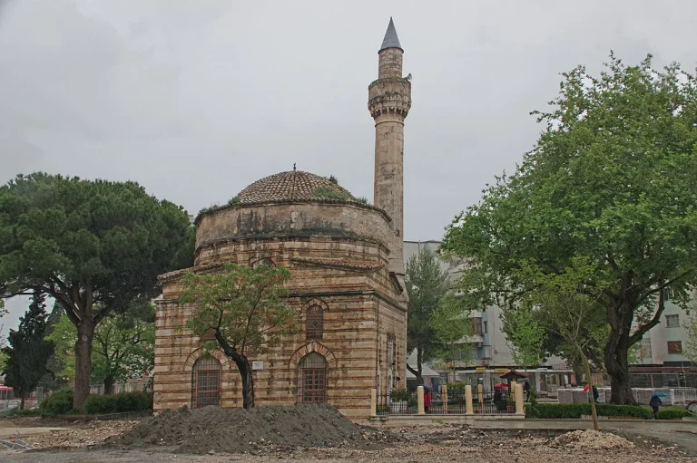 Nis restaurimi i Xhamisë së Muradies në qytetin e Vlorës