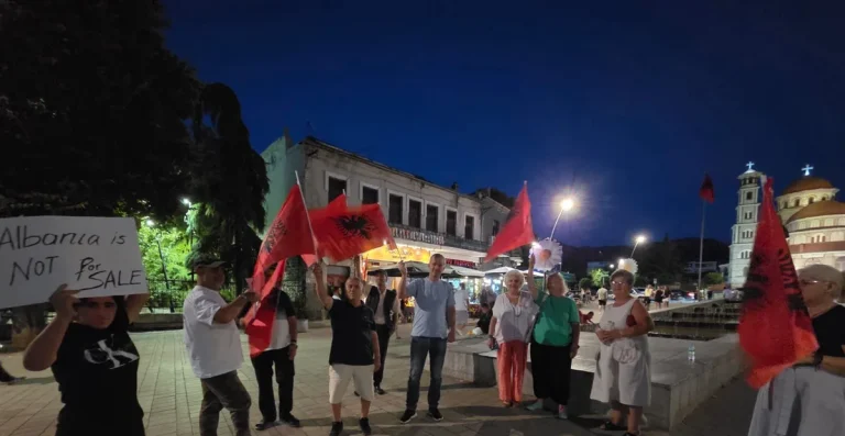 Protesta e “Revolucionit Flamingo” vijon çdo ditë në Korçë Protesta e "Revolucionit Flamingo" vijon çdo ditë në Korçë