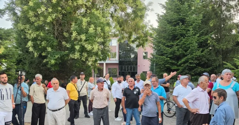 Protestë në Maliq: Banorët kundërshtojnë bashkimin me Korçën
