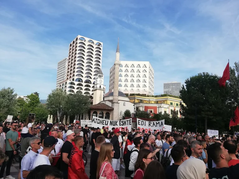 Protestë në Tiranë për dorëheqjen e kryeministrit Rama në ditën e 85-të